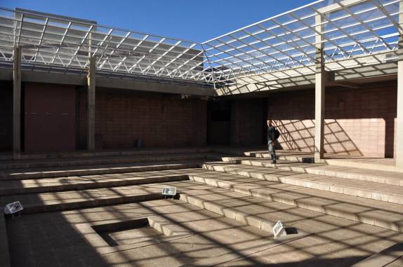 Caminhando no museu das ruínas de Tiahuanaco, na Bolívia